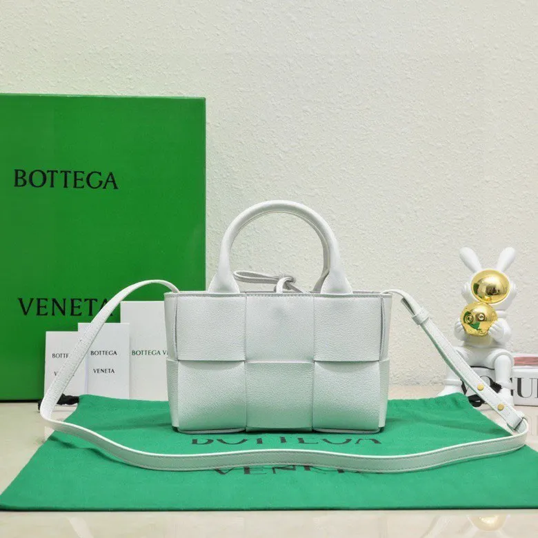 Batch 1420 BV Candy Arco super mini tote bag. The size of a mobile phone 😋 can only hold cuteness 🥰 I have always been fond of tote bags because it has no complicated design, is simple and neat, and can be easily matched with daily clothes. Key points, key points! It is equipped with a detachable shoulder strap, so you can match your different looks. It is full of texture. Size: 20*7*13 Style number: 9895#